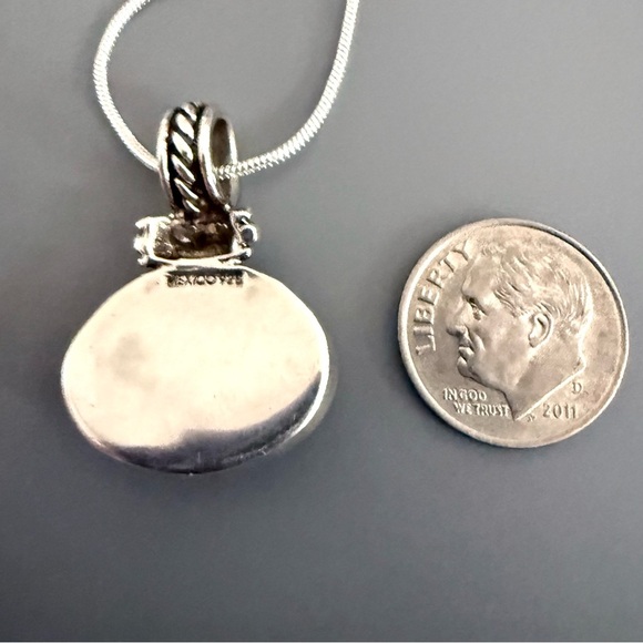 Mexico Solid Sterling Silver Onyx Pendant on an SS Plate Chain - Picture 5 of 5